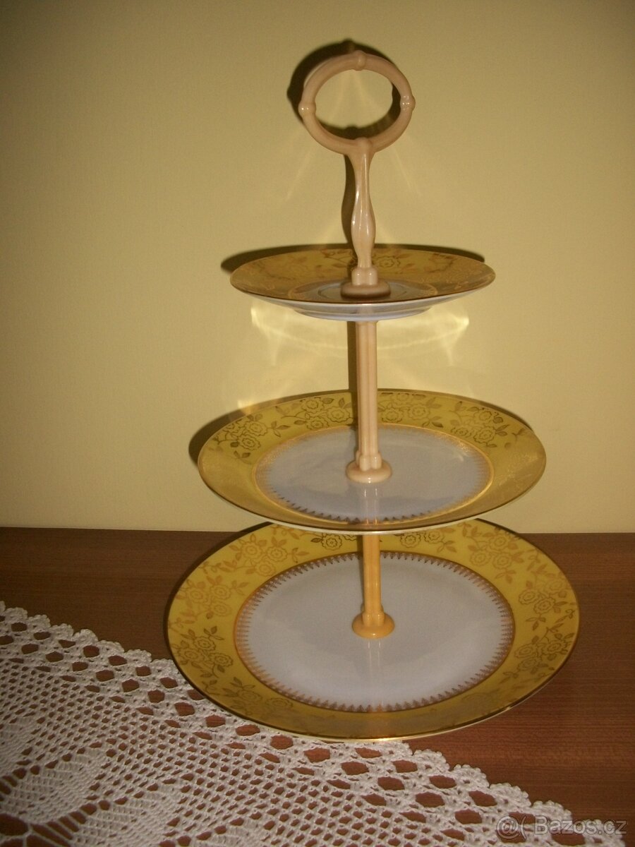 Vánoční nosič, tácy, zapékací a servírovací misky v košíku