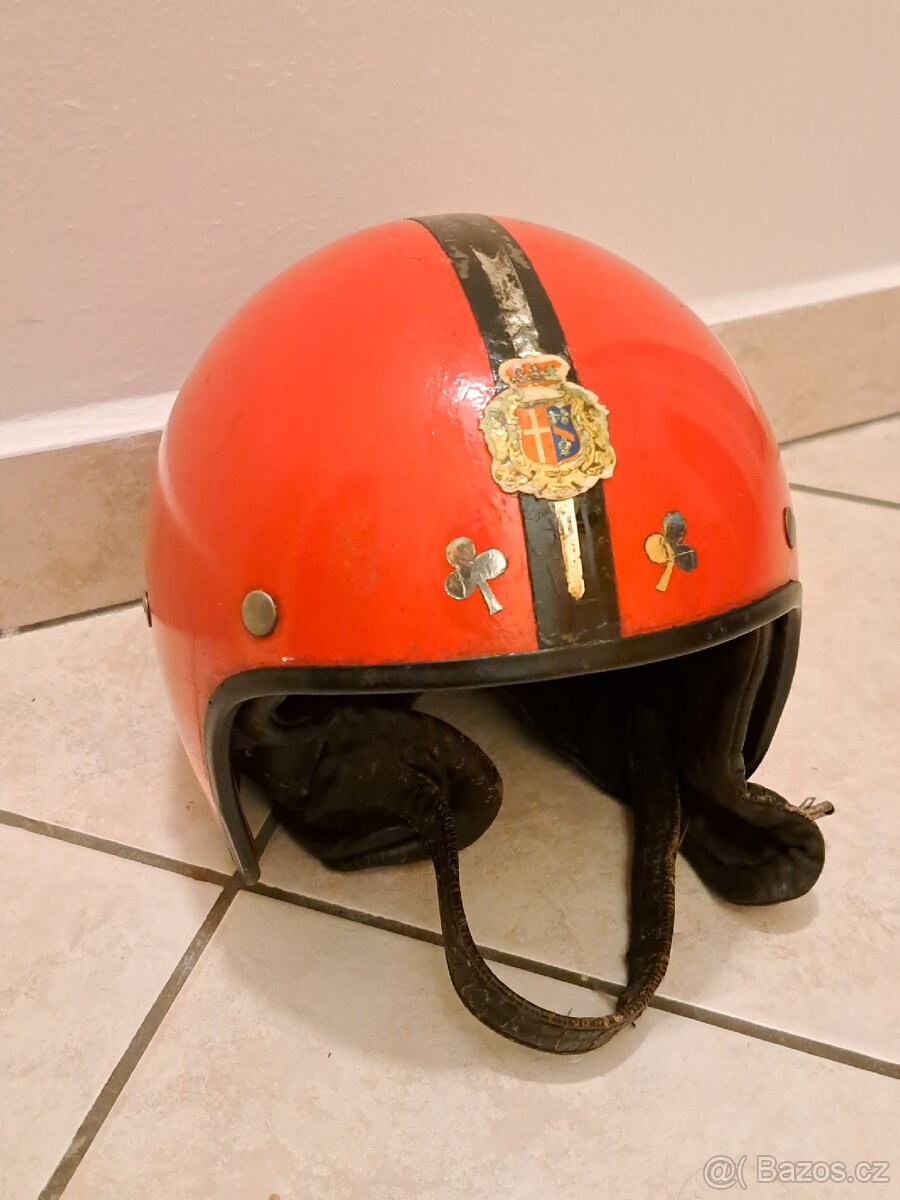 Přilba na veterána, retro přilba- KOVONA KARVINÁ- červená