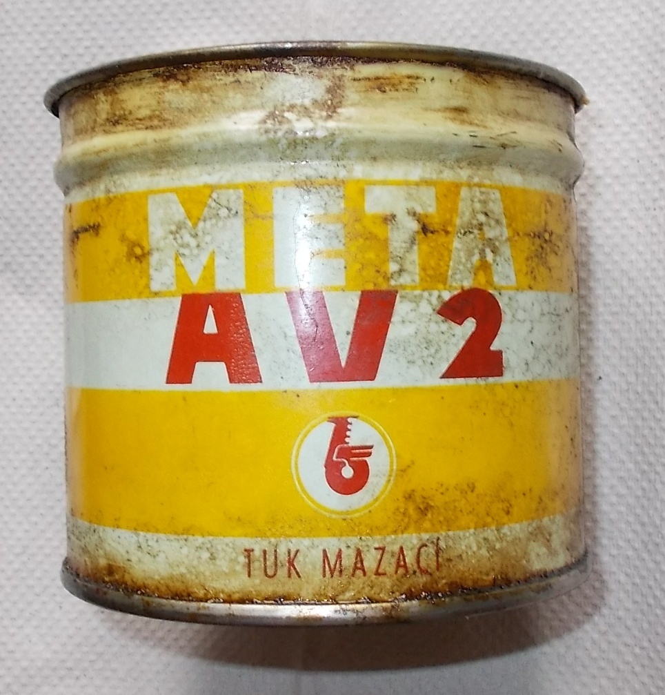 Stará plechovka META AV2, Tuk mazací, Benzina.