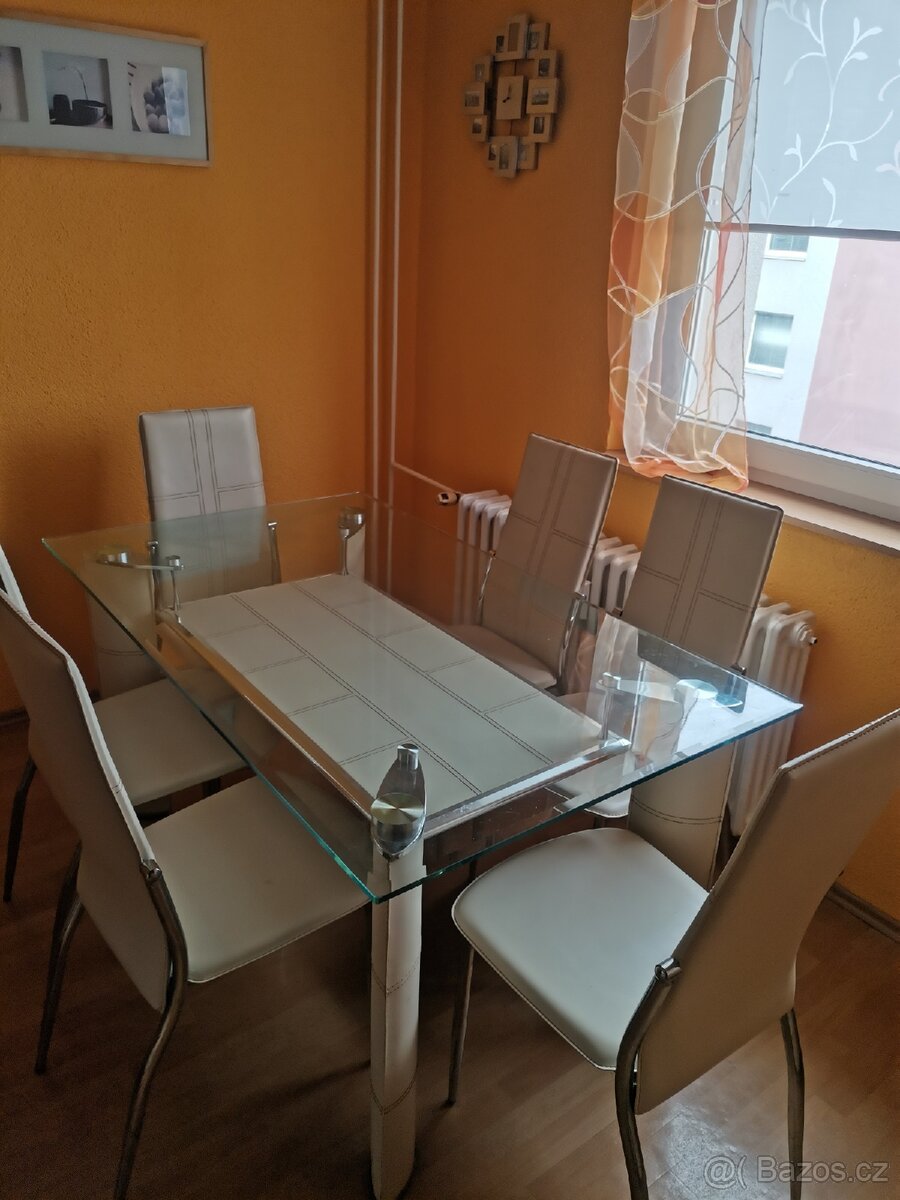 Jídelní skleněný stůl s židlemi