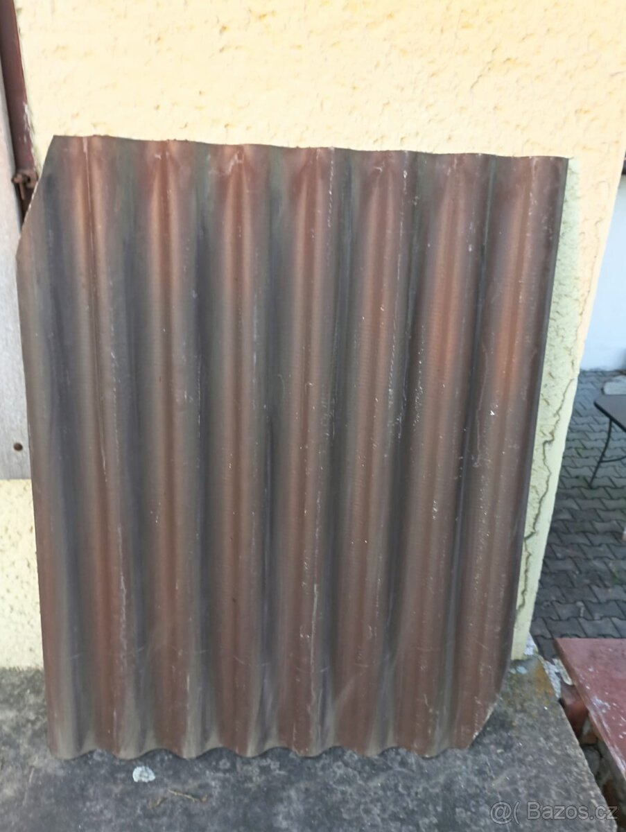 Vlnitý eternit hnědý