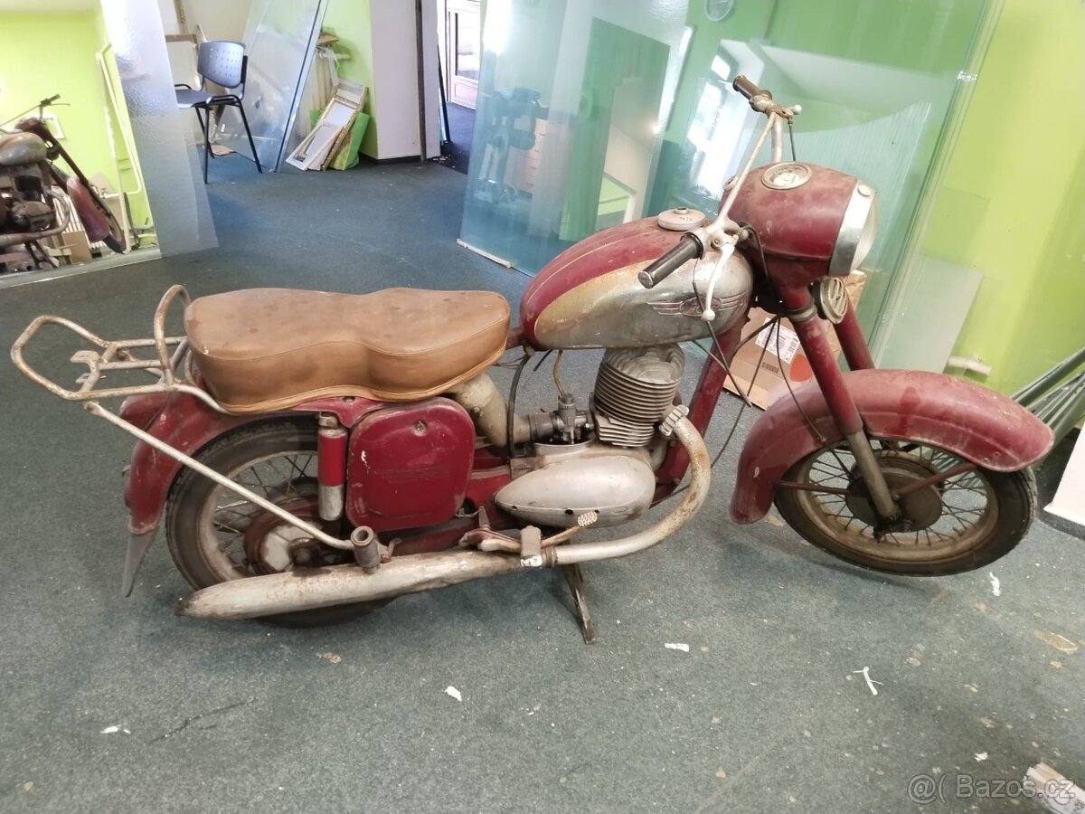 Jawa 250 kyvačka na renovaci