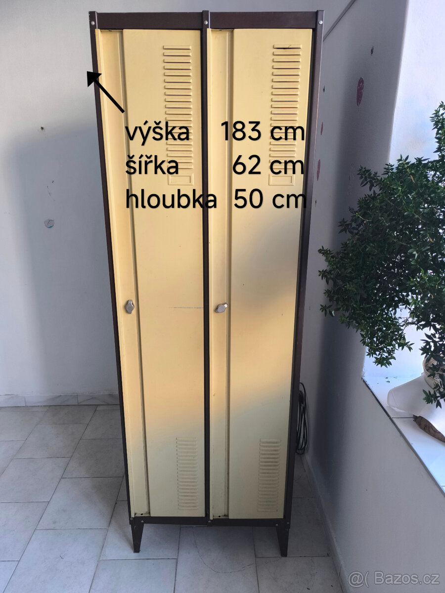 Plechová šatní skříň