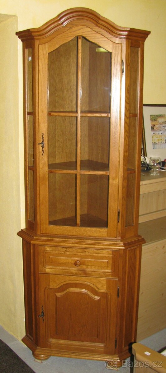 Rustikální komoda s vitrínou