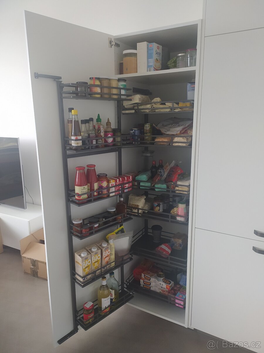 Skříň s výsuvnou spižírnou