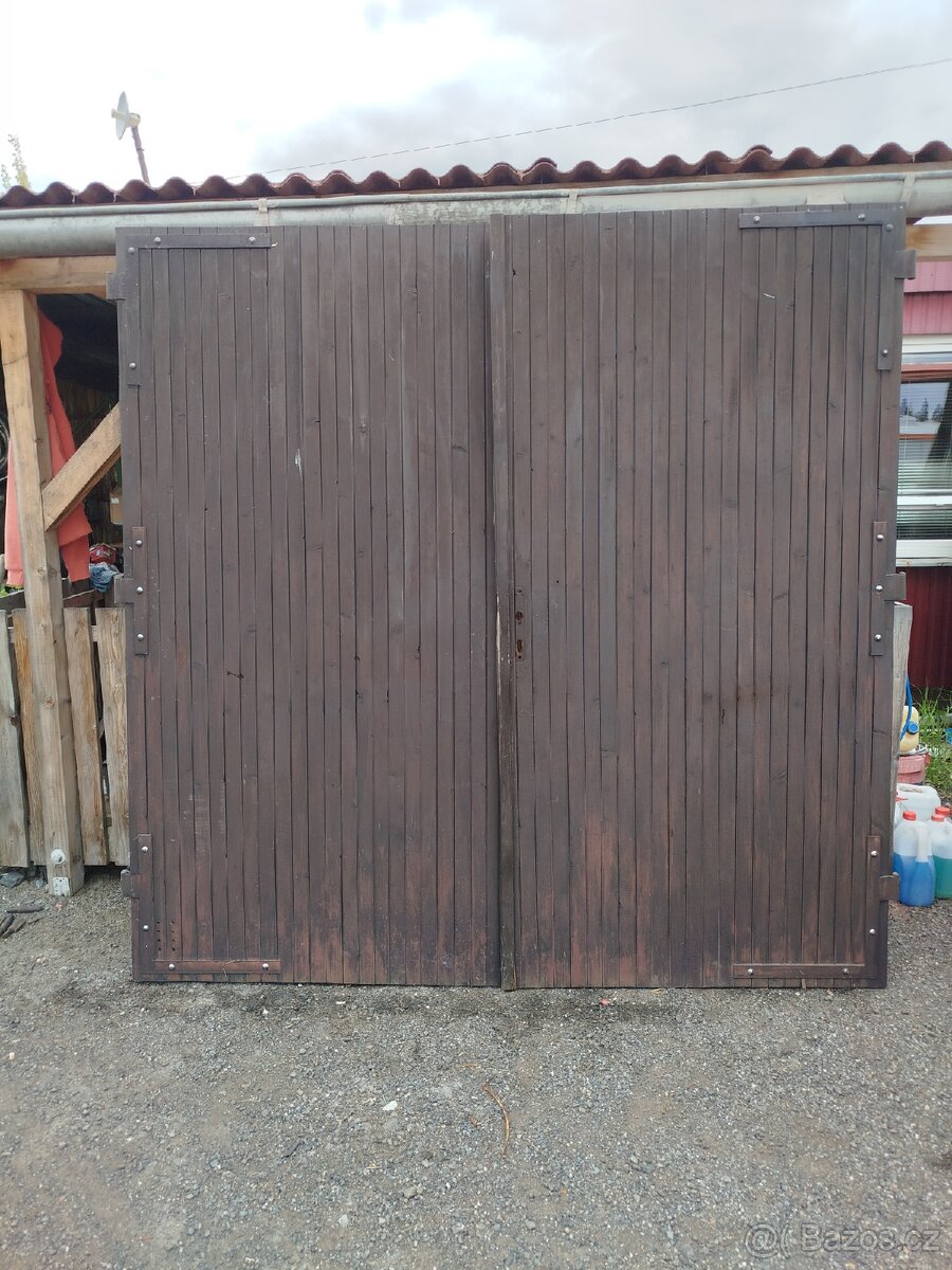 Dřevěné vrata.