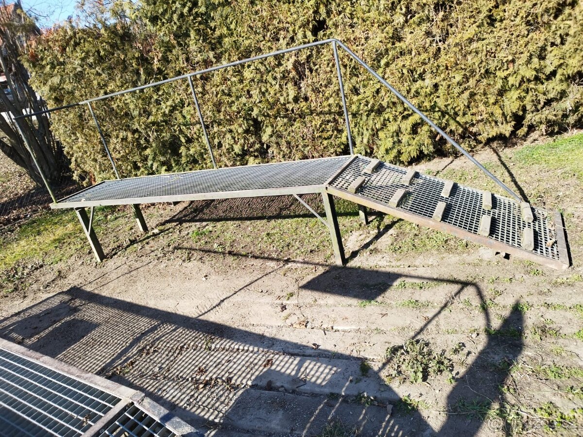 Lávky ke kontejnerům