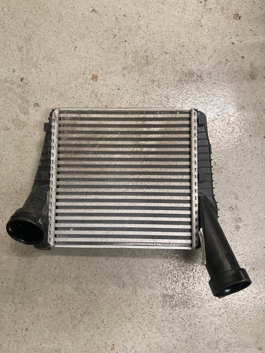 chladič intercooler VW Touareg 7P 7L6145803H