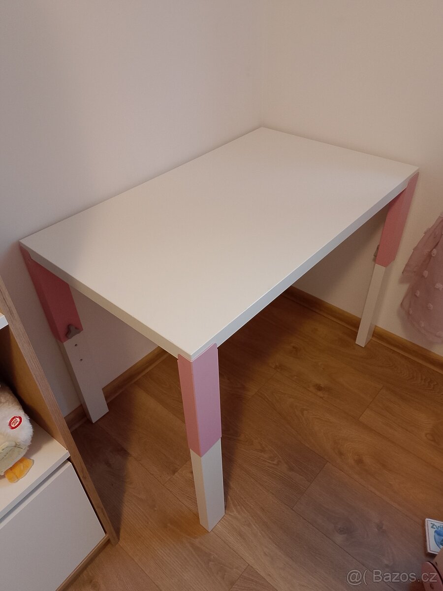 Dětský holčičí stůl