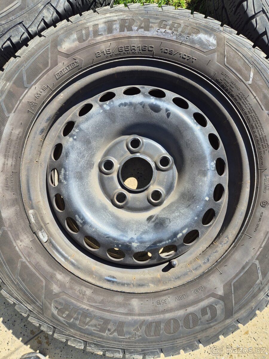 215/65 R16 C 109/107 T včetně disků + orig. poklice