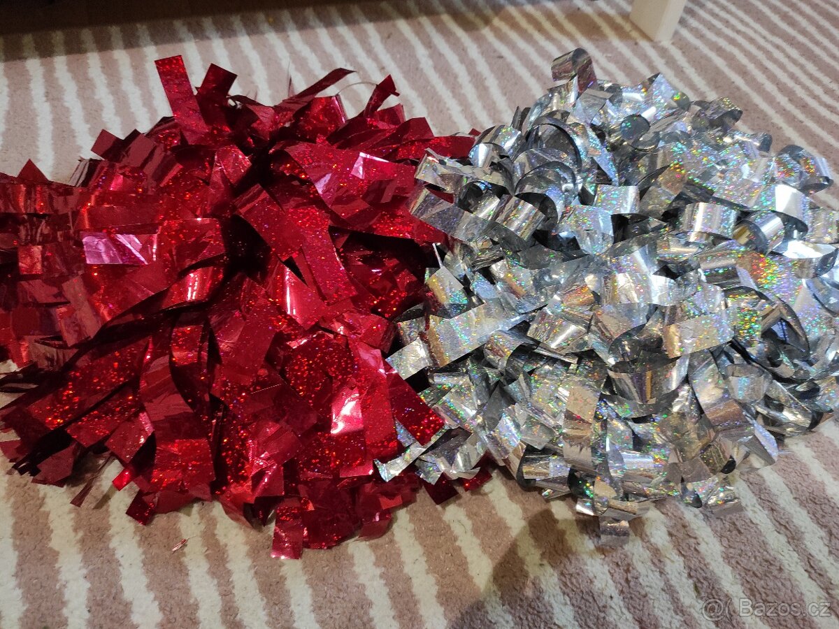 POM POM cheerleaders