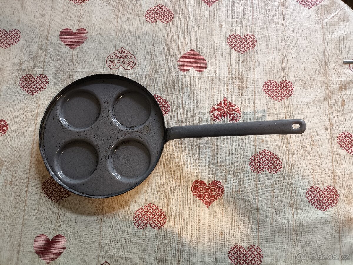 Prodám retro smaltovaný lívanečník