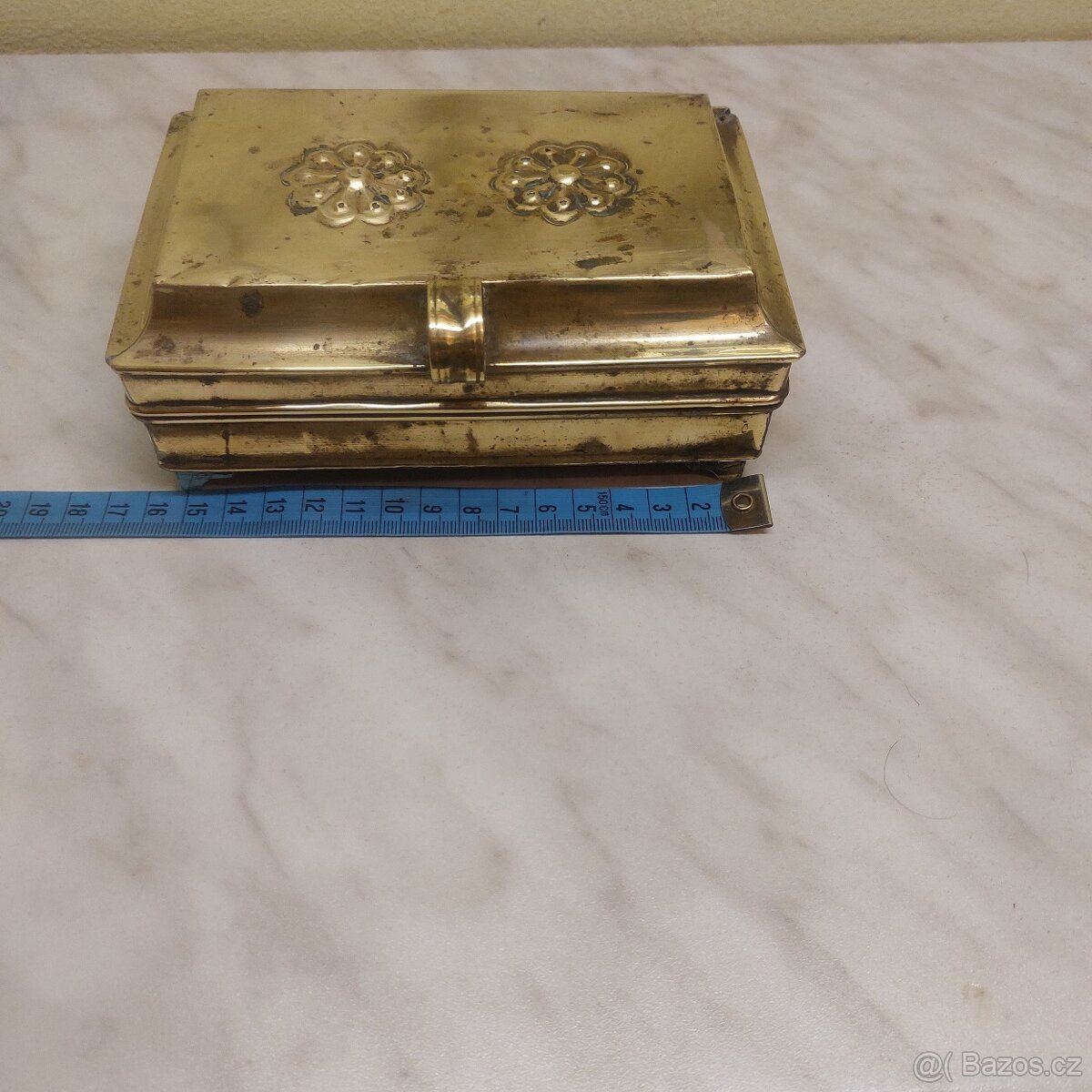 Stará mosazná krabička.