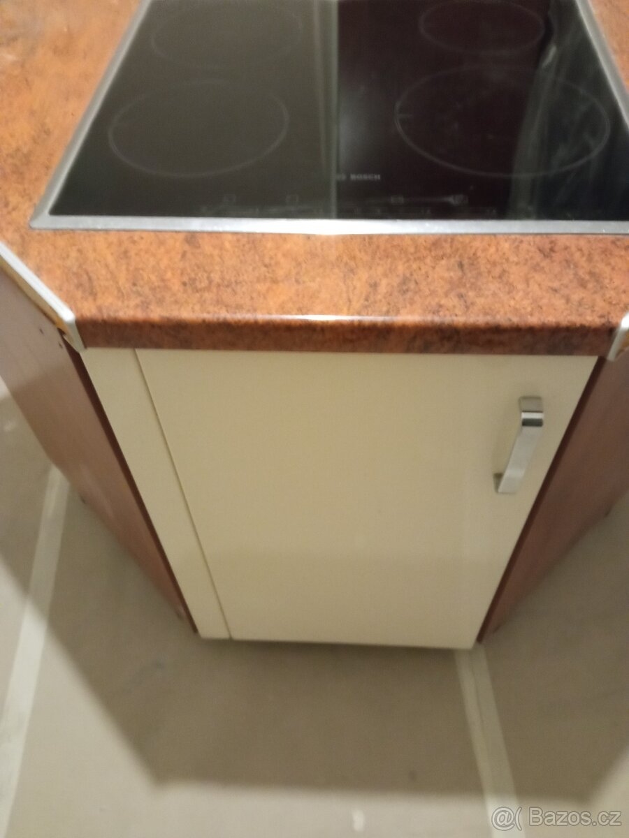 Kuchyňská linka s indkční deskou