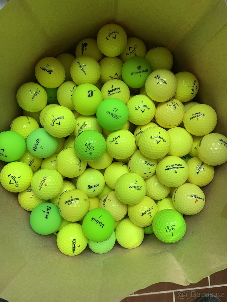 Žluté golfové míčky