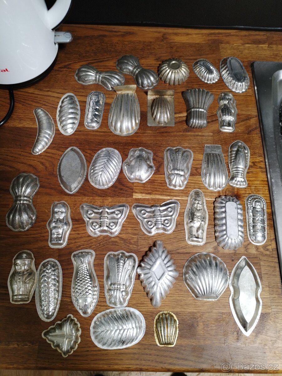 Formičky na cukroví staré. I