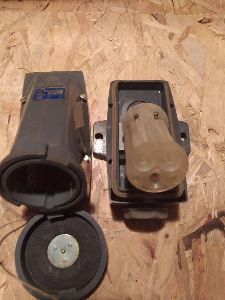 zásuvka 230V 16A na zeď