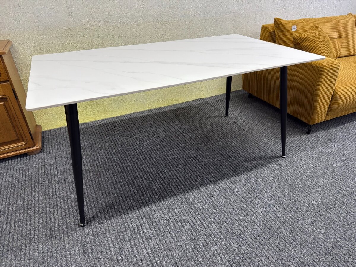 Jídelní stůl - NEPOUŽITÝ