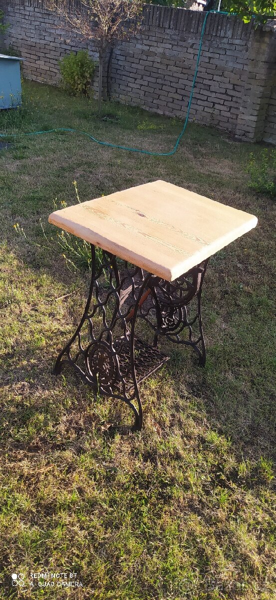 Stolek z šicího stroje