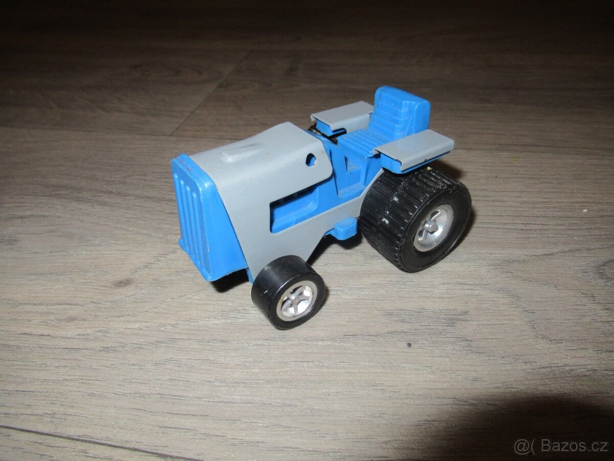 Starý traktor - kov/plast