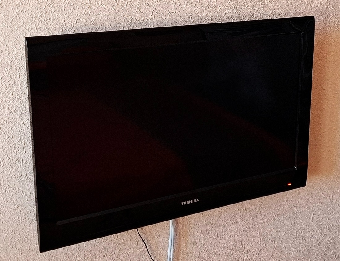 TV LCD TOSHIBA uhlopříčka 80 cm