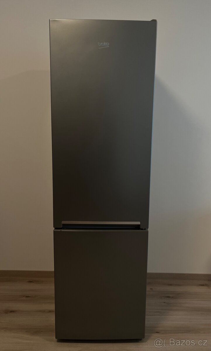 Prodám lednici s mrazákem značky Beko v šedé barvě.