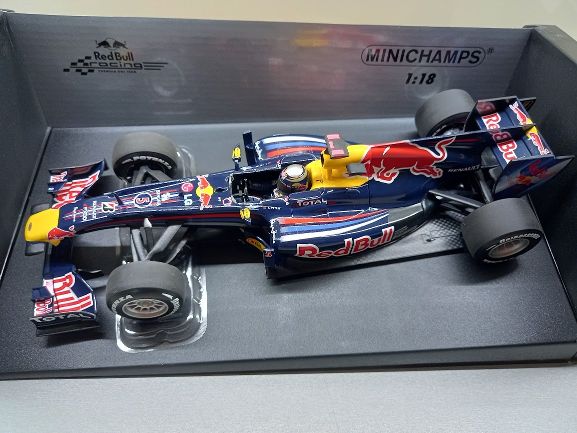 F1 RED BULL RB6 2010 SEBASTIAN VETTEL MINICHAMPS 1:18