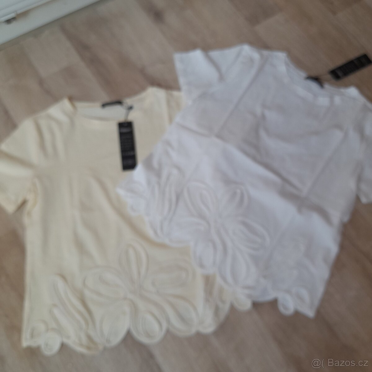 DVĚ NOVÁ PĚKNÁ TRIČKA BÍLÉ A KRÉMOVÉ L/XL