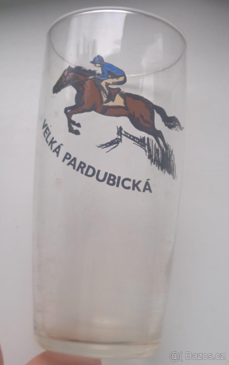 Sklenice starodávná z Velké pardubické