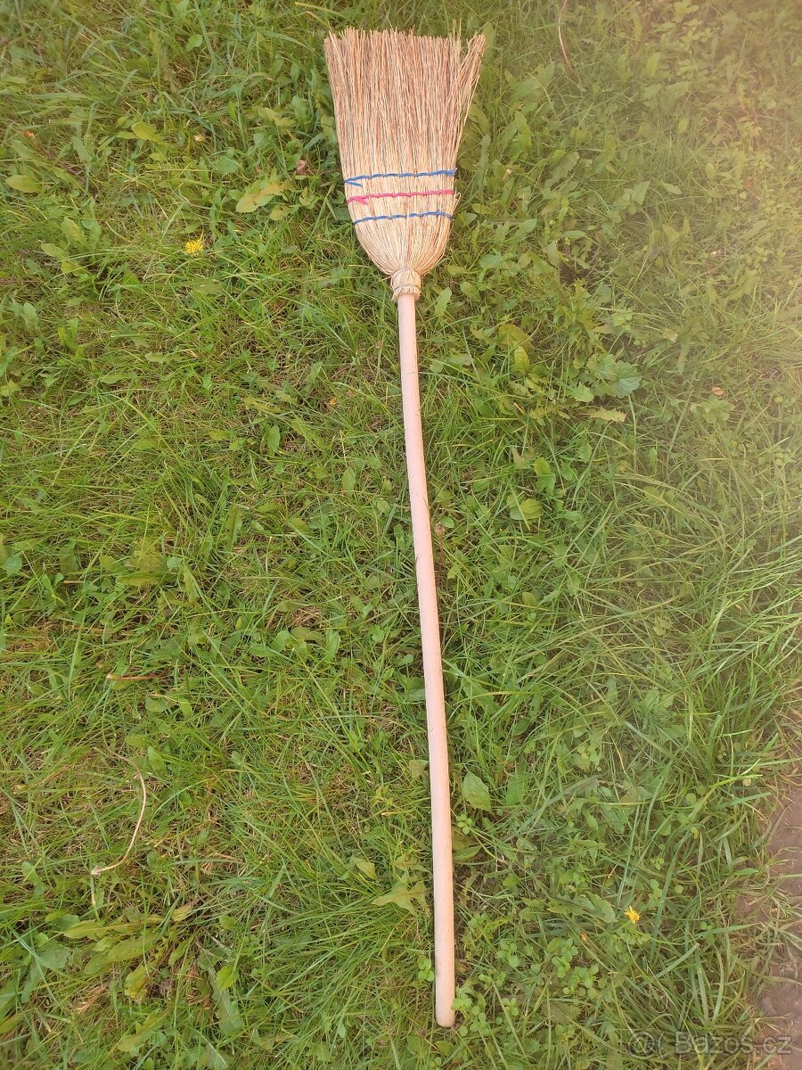 Malý smeták do přívěsu