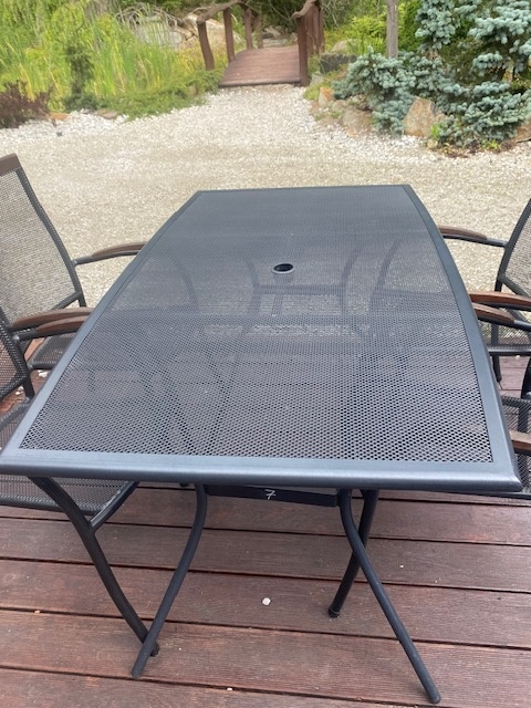 Kovový venkovní stůl