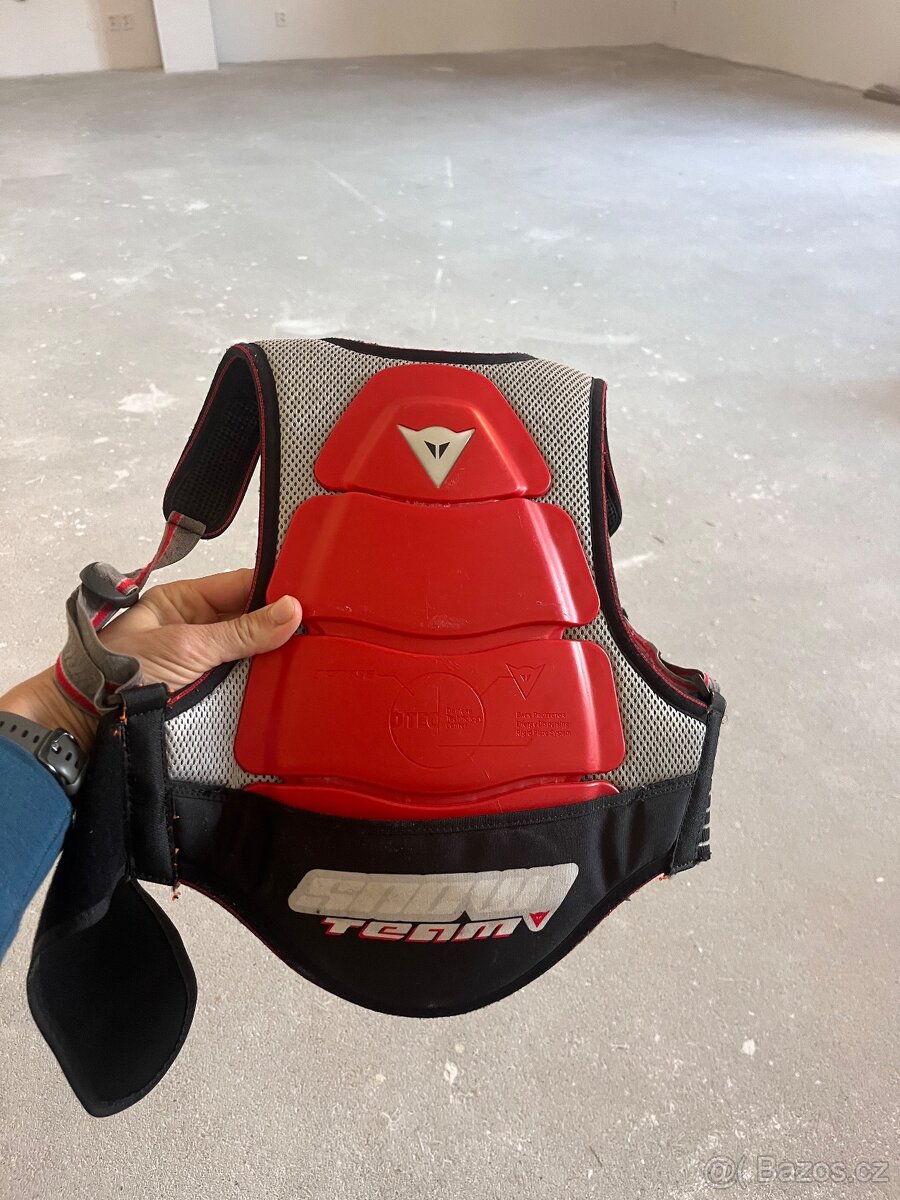 chránič páteře značky Dainese.