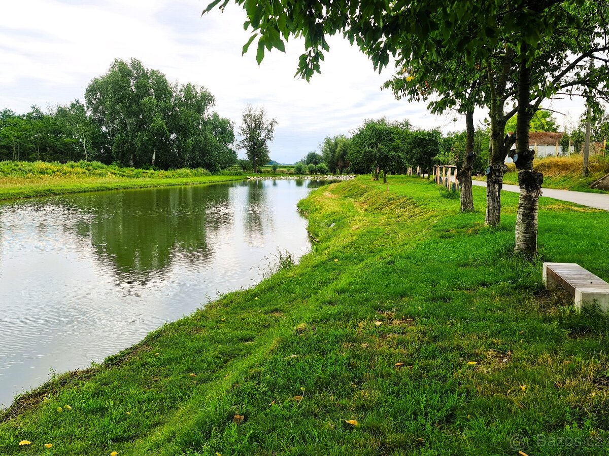 Pozemek v krásné přírodě pro mobilní objekt, zahrádku