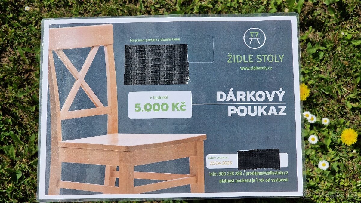 Židle a stoly, dřevěný nábytek