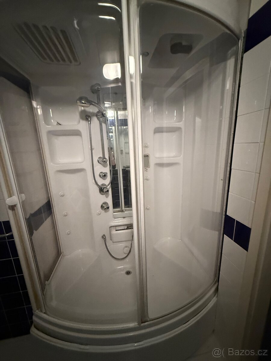Sprchový kout s uzavřenou jednotkou pro sprchování