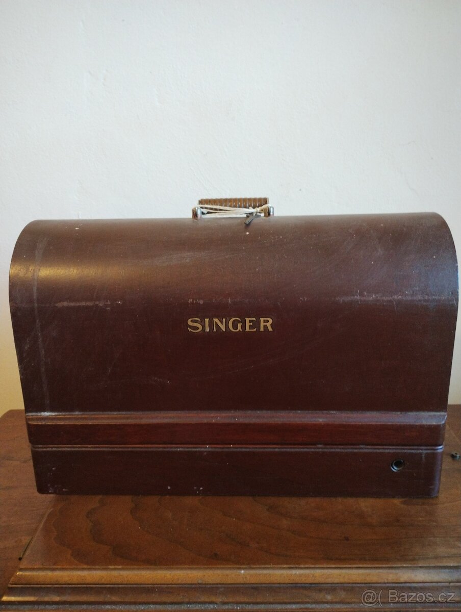 historický eletrický šicí stroj