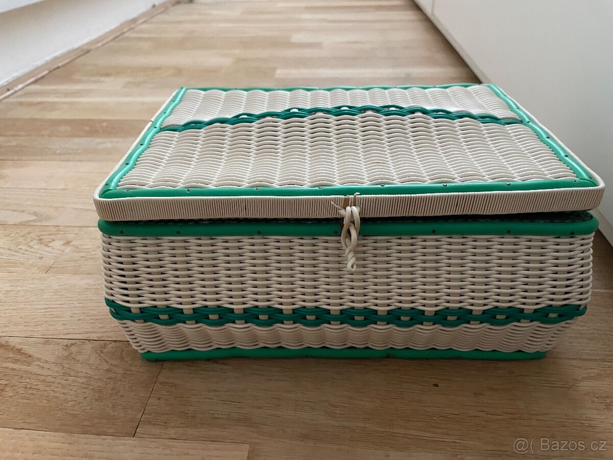 Retro kazeta na siti vysivani