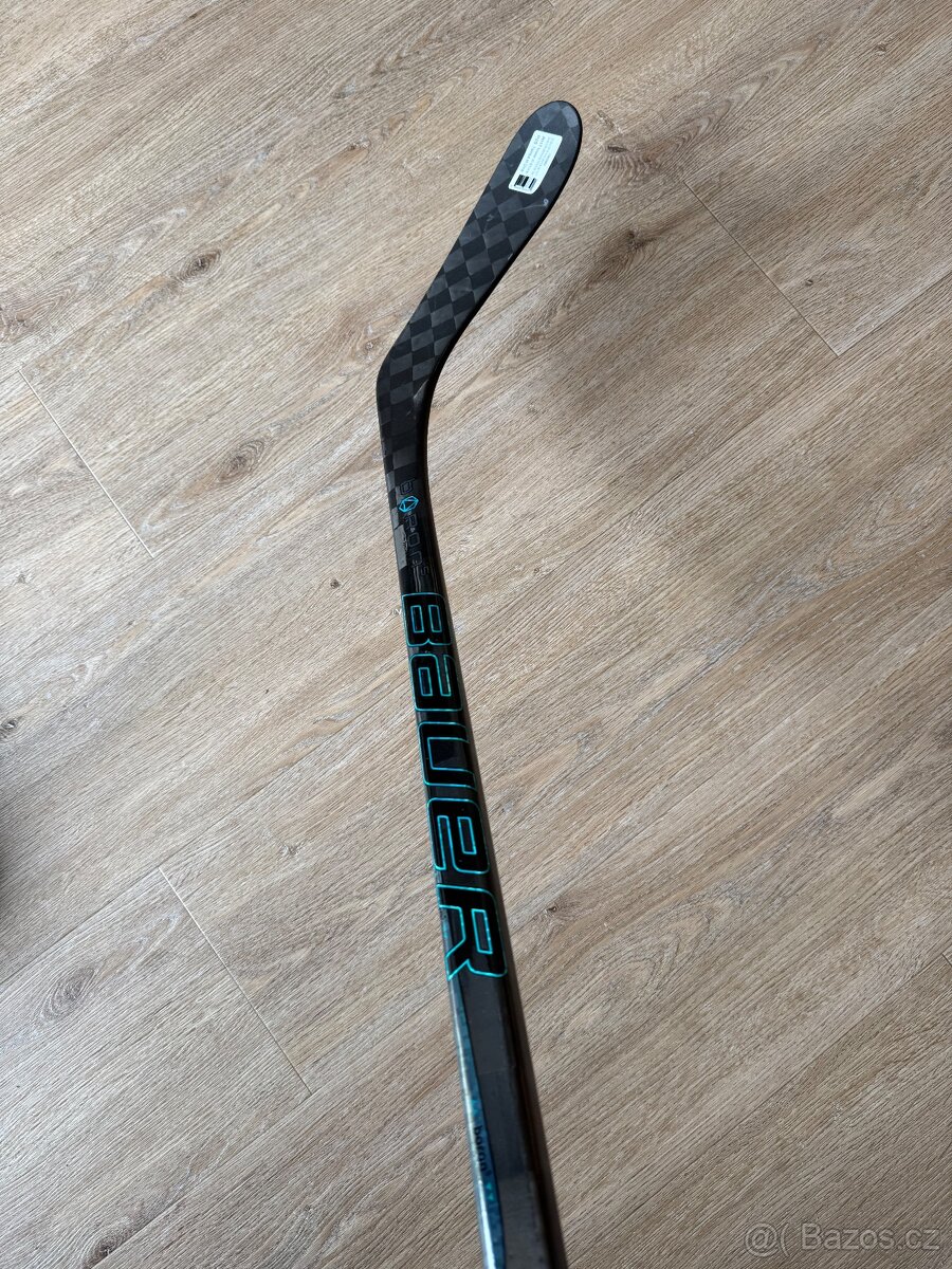 Hokejka Bauer TWITCH, pravá, P28, flex 70