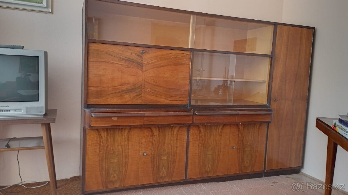Starý sekretář 50.léta + skříň, velmi dobrý stav.