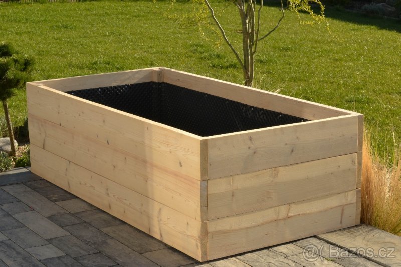 Dřevěný vyvýšený záhon pro pěstování zeleniny