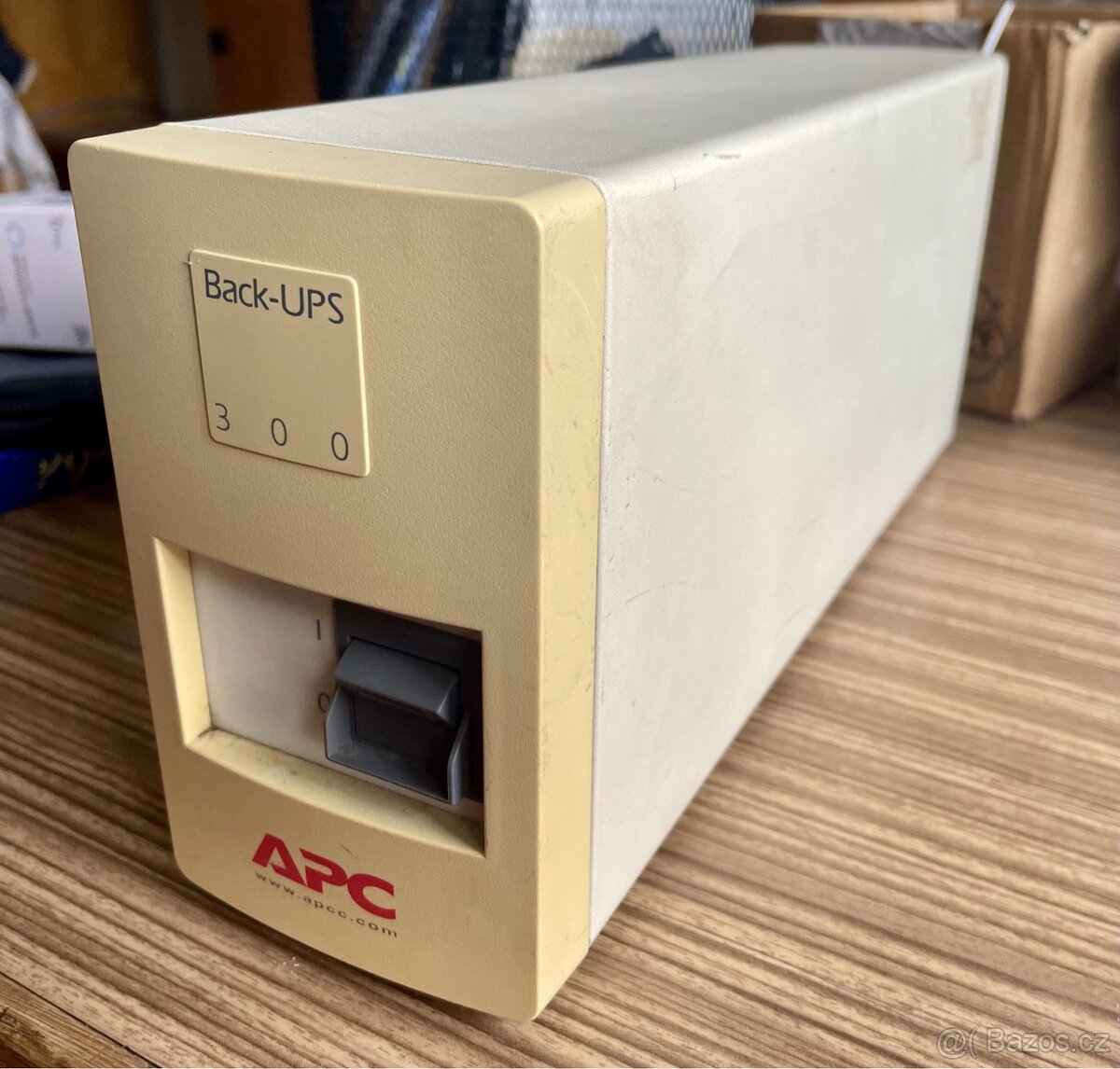 Záložní zdroj APC Back-UPS 300