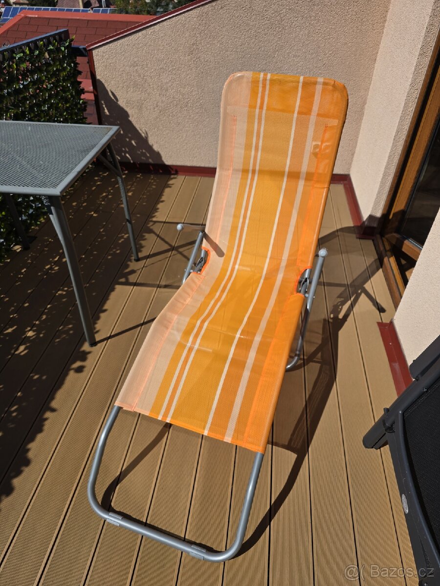 Oranžové plažové skládací lehátko