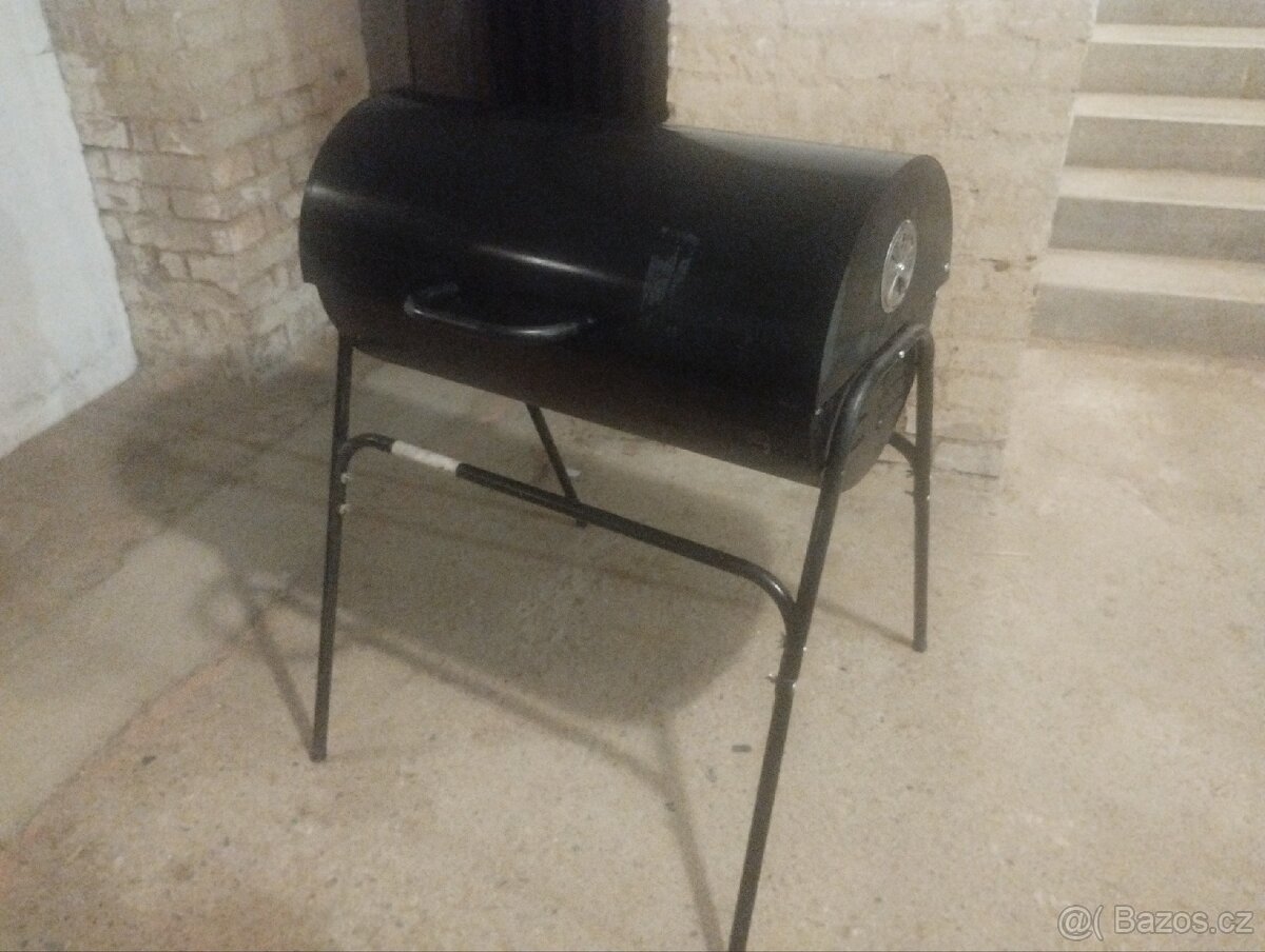 Prodám zahradní gril na dřevěné uhlí