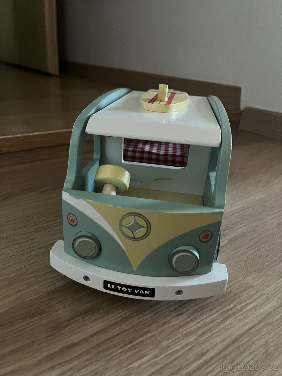 Le toy van dřevěné auto
