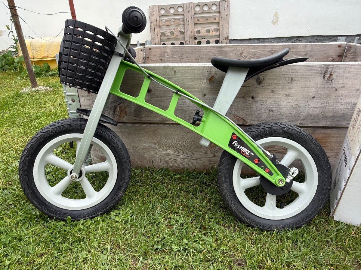 First Bike zelené s košíkem
