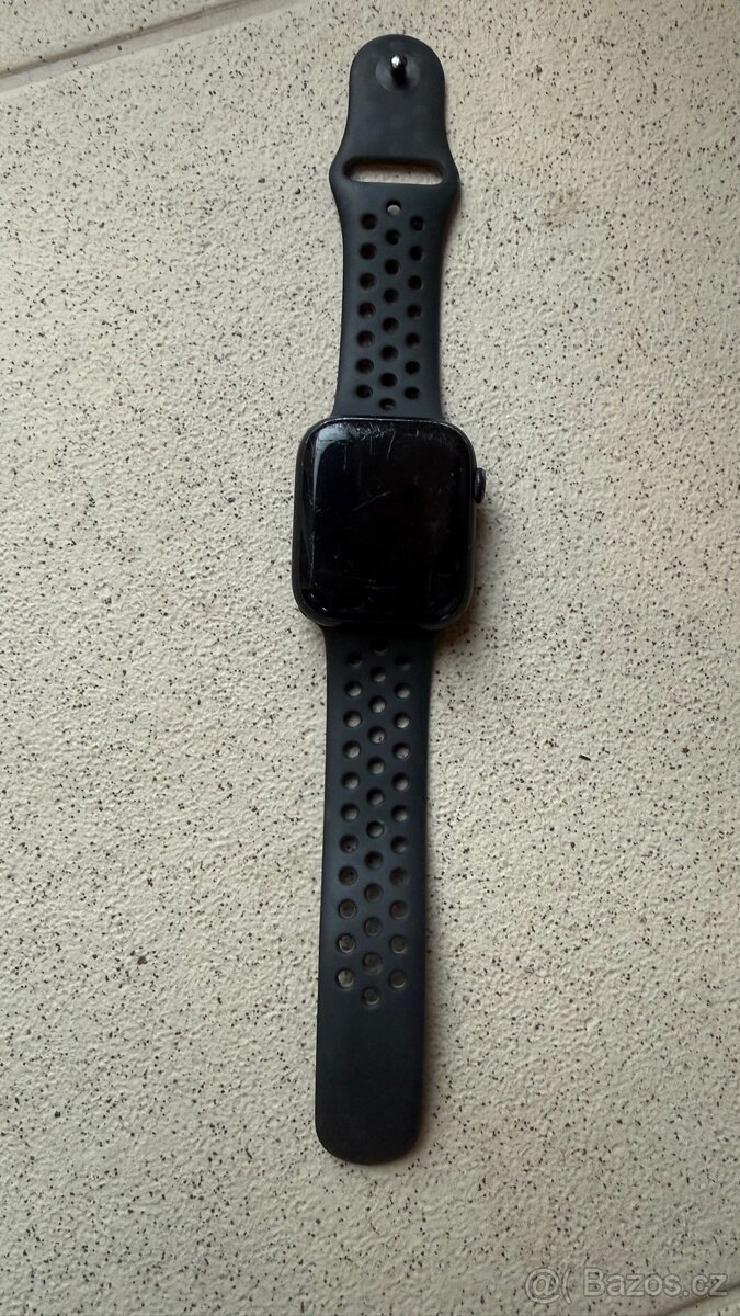 Apple Watch 7 - 45mm - poškrábané