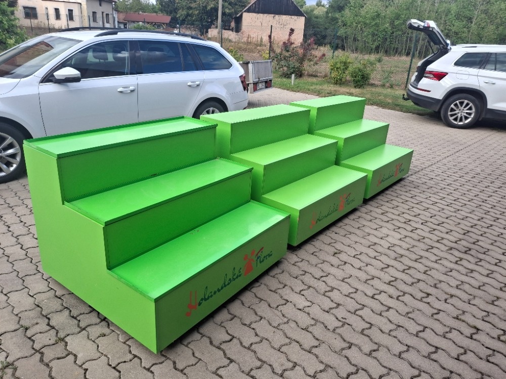 Dřevěný regál policový