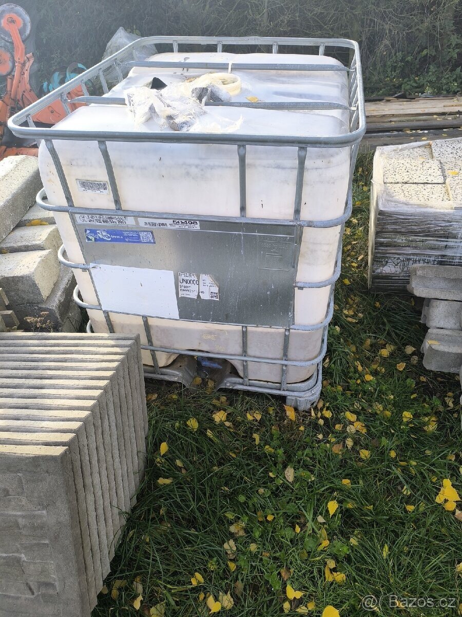 Kubíková plastová nádrž IBC