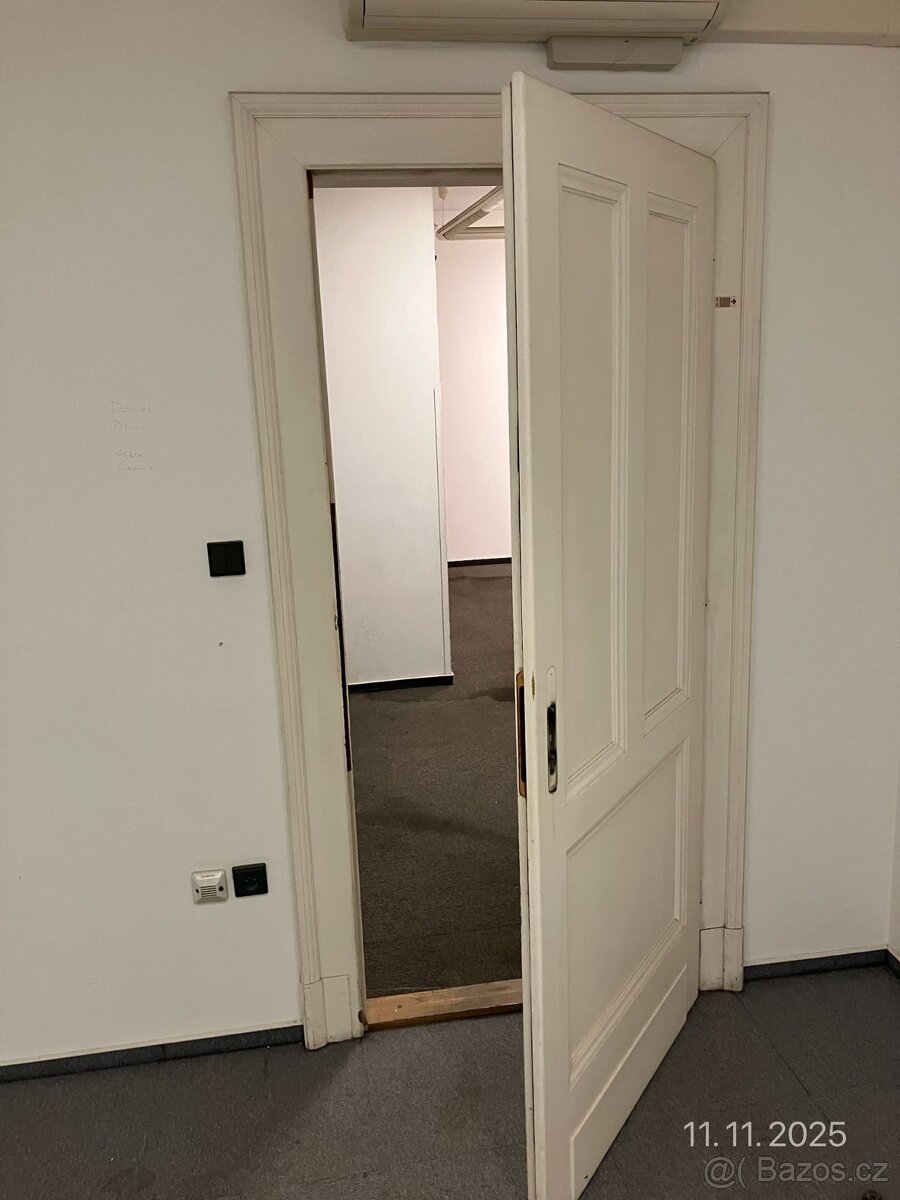 Masivní staré dveře