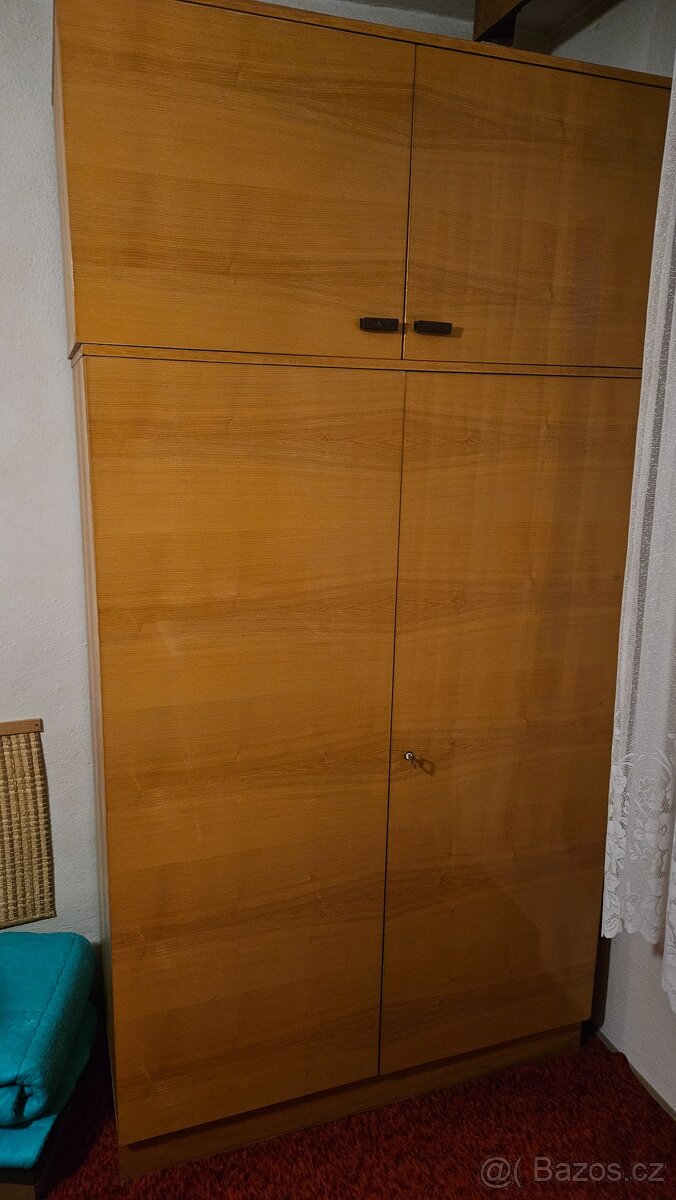 Volně stojící skříň včetně nástavce